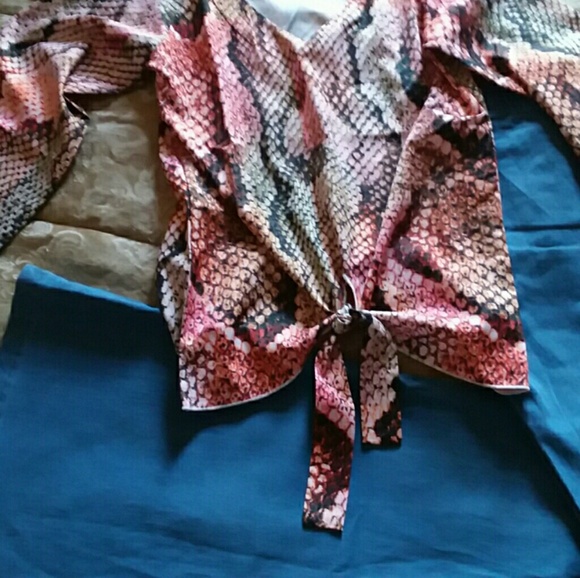 HP🎉New. Cutest V neck, tie front top. Total trend - Picture 4 of 5